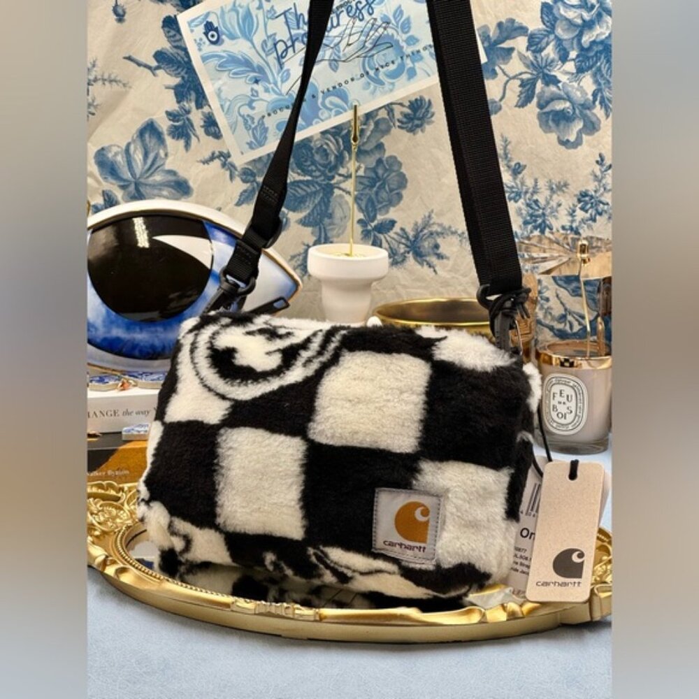 🆕 CARHARDTT WIP 🧿 NWT PLAINS Strap Bag, Joyride Jacquard, Black White Sherpa - Picture 3 of 11